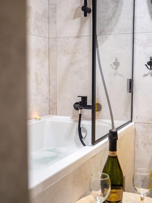 Chic Apartment In Historic Koneser Area Varsovie Extérieur photo
