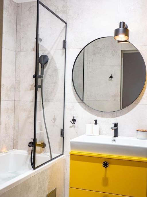 Chic Apartment In Historic Koneser Area Varsovie Extérieur photo