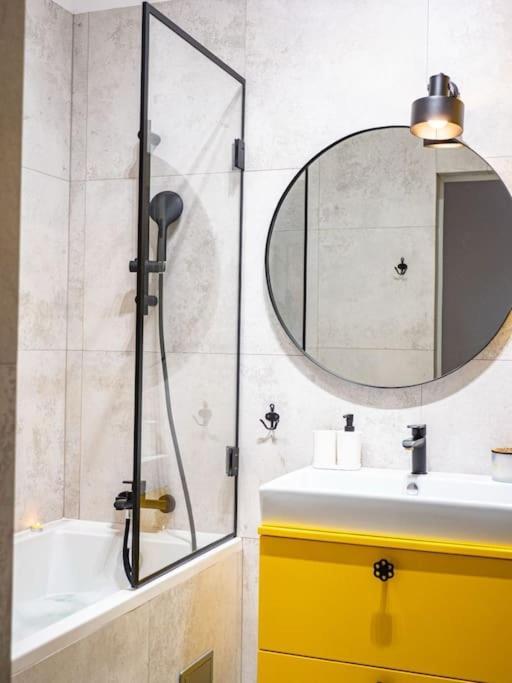 Chic Apartment In Historic Koneser Area Varsovie Extérieur photo