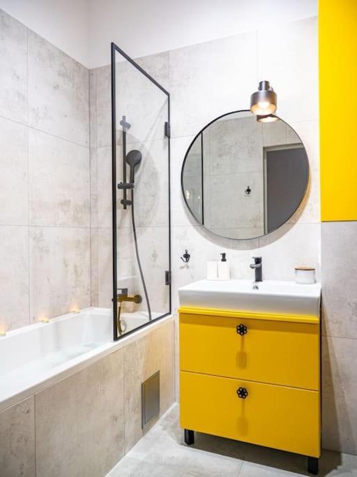 Chic Apartment In Historic Koneser Area Varsovie Extérieur photo