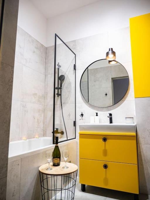 Chic Apartment In Historic Koneser Area Varsovie Extérieur photo