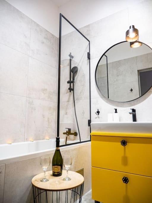 Chic Apartment In Historic Koneser Area Varsovie Extérieur photo